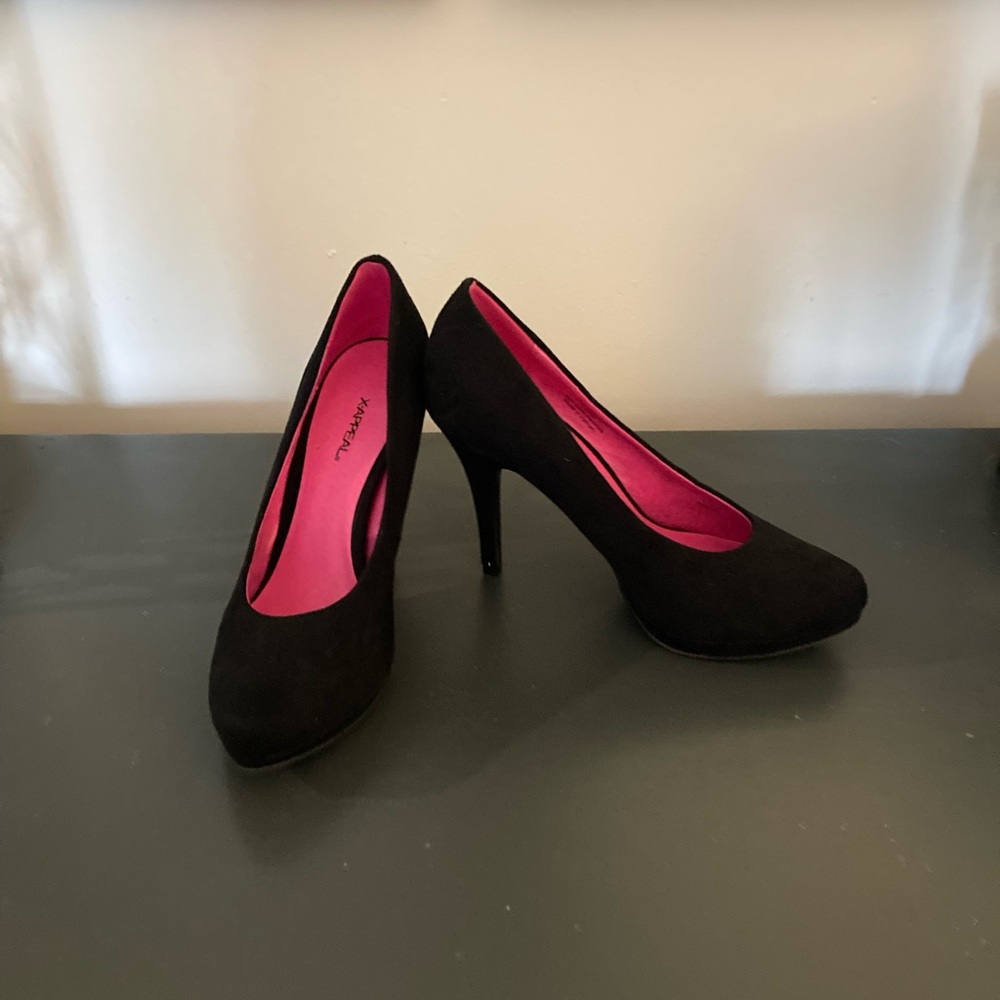 Black pumps